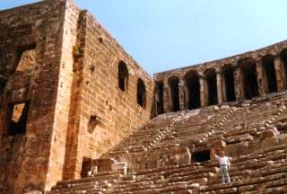 Fast  unwahrscheinlich gut ist noch immer die Akustik.Hier in Aspendos verbrachten die Rmer des Imperium Romanum einen Teil ihrer Freizeit und bekamen viele Shows geboten.