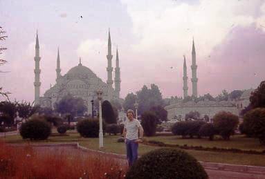 Den Namen erhielt die Blaue Moschee,weil ihr Innenraum mit blauen Kacheln ausgechmckt ist.