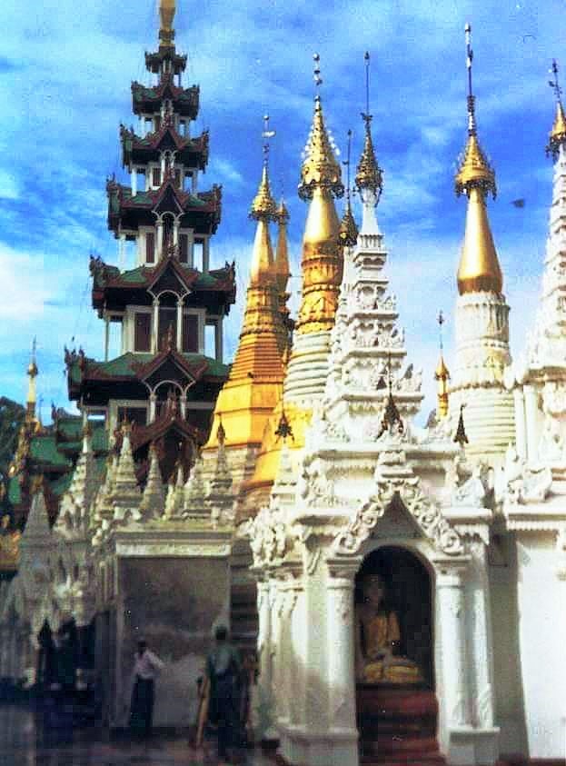 Der Baustil der Pagode ist typisch,für ein nach oben verjüngendes Dach