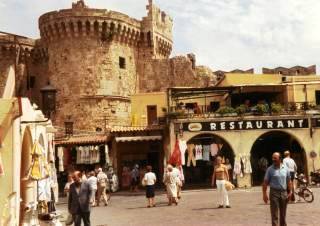 Ein Spaziergang vermittelt einen intressanten Eindruck der Altstadt von Rhodos,mit den vielen kleinen und groen Geschften,Restaurants und Boutiquen.