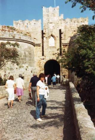 Die berhmte Ritterstrae,Eingang zum Gromeisterpalast.