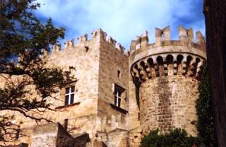 Die gewaltige Johanniterfestung in Rhodos. Gromeisterpalast  -  Stadtmauer.