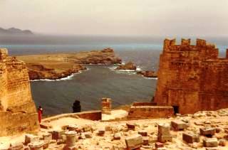 Ein prachtvoller Mauerring der viel spter erbauten Johanniterburg umgibt die letzten dorischen Sulen und berreste des Tempels Athena Lindia.