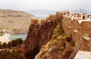 Lindos ist die einzige der drei dorischen Stdte,die auch heute noch besiedelt sind.Das Dorf erstreckt sich ber zwei Buchten und liegt am Fu eines mchtigen Felsen,auf dem sich die Akropolis der antiken Stadt erhebt.