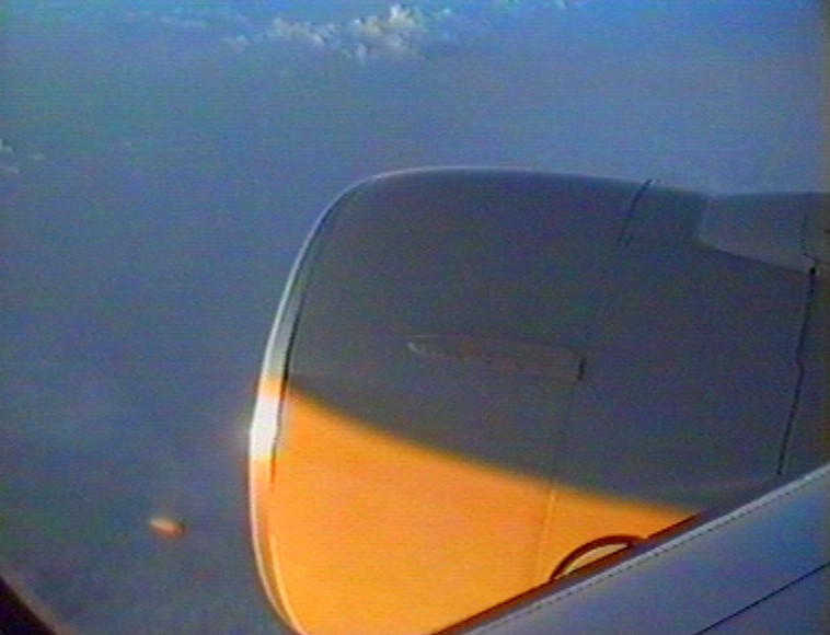 In Arabien geht die Sonne auf,unser Flugzeug wird angestrahlt,links unten abfakeln der lfelder