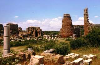 Perge liegt am Rand der Kstenebene in der Nhe von Antalyas.Hier sieht man die Agora,des frheren Markt- und Versammlungsplatzes. 