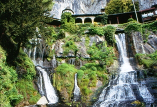 Beatus-Hhlen  -  mit Wasserfall