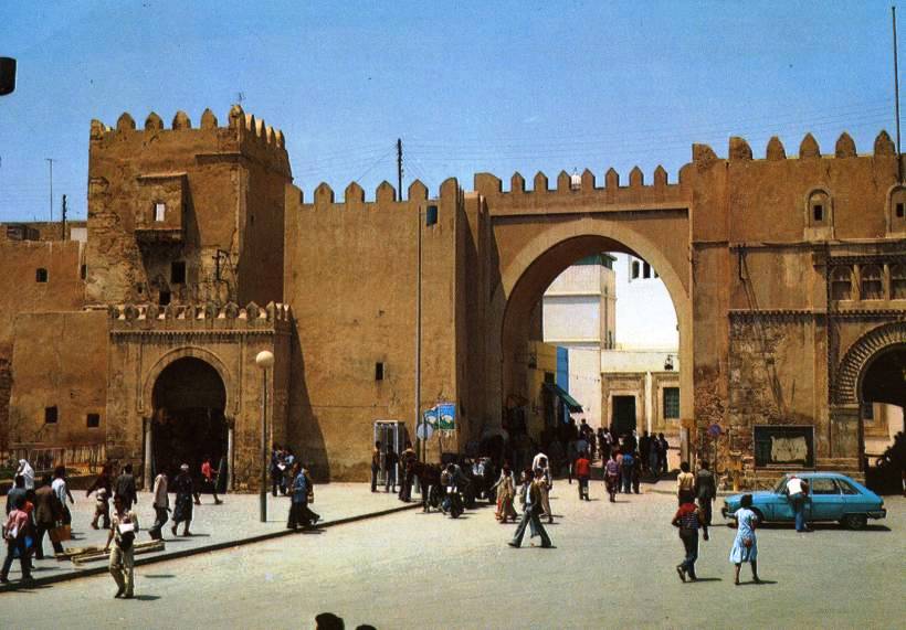 Eingang zur Altstadt von Sousse.Die Straen und Gassen sind erfllt vom Lrm der Passanten,Autos und Motorrder.
